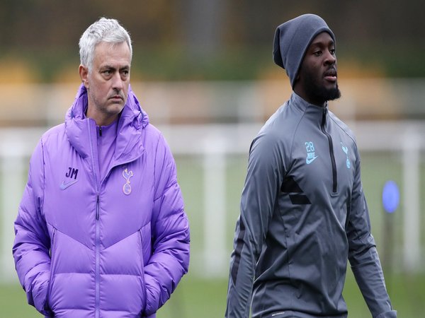 Jose Mourinho dilaporkan tengah berupaya keras untuk bisa bereuni dengan Tanguy Ndombele di AS Roma Januari ini / via Getty Images