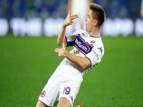 Penyerang anyar Fiorentina yaitu Krzysztof Piatek, melakukan selebrasi usai mencetak satu gol ke gawang Napoli di babak 16 besar Coppa Italia dini hari tadi (14/1) / via Getty Images