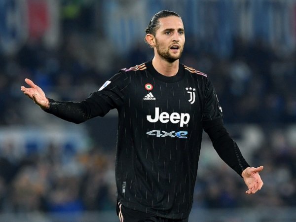 Massimiliano Allegri beri ancaman kepada Adrien Rabiot dari pinggir lapangan.