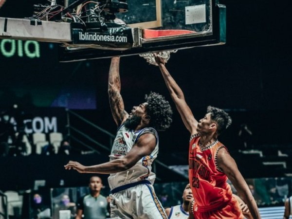 Pemain asing Satria Muda Pertamina Jakarta, Elijah Foster saat melawan NSH. (Images: IBL)