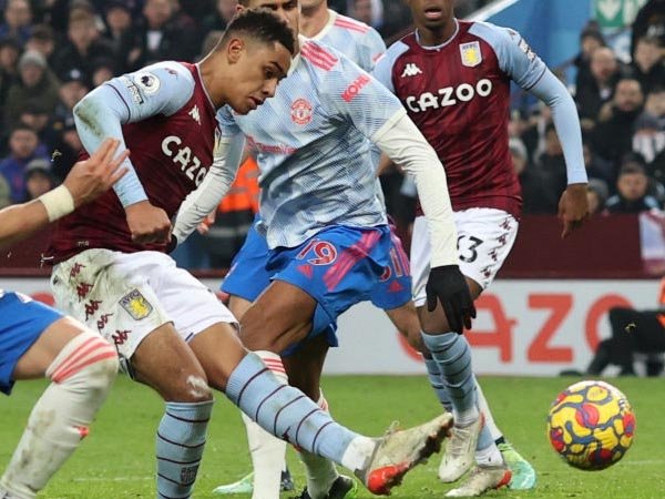 Ramsey Merinding dengan Atmosfer Villa Park Saat Lawan MU