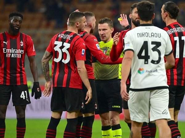 Kontroversi Dalam Duel Milan Kontra Spezia, Wasit Marco Serra Jadi Sorotan