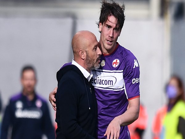 Vincenzo Italiano mengatakan Dusan Vlahovic masih fokus membela Fiorentina di tengah rumor mengenai kepindahannya di bursa transfer Januari / via Getty Images