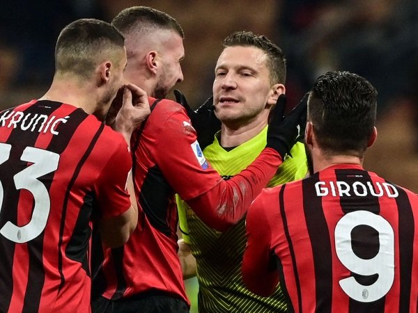 Wasit Serra Menangis Usai Lakukan Kesalahan Fatal Hingga Dihibur Milan