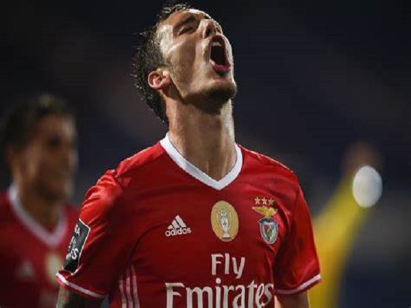 Barcelona dikabarkan mengincar Alex Grimaldo.