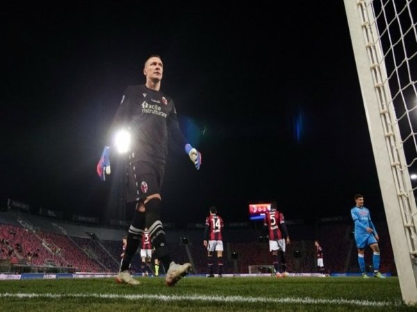 Rumah Lukasz Skorupski dibobol oleh maling saat ia bermain untuk Bologna menghadapi Napoli di giornata ke-22 Serie A akhir pekan lalu (18/1) / via Getty Images