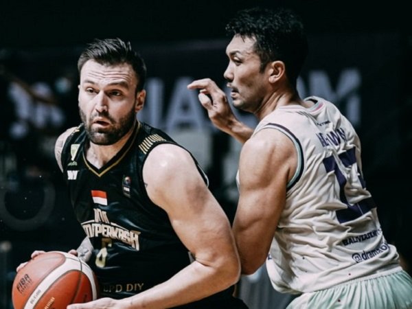 Pemain asing Bima Perkasa Jogja, David Atkinson saat melawan Bali United Basketball. (Images: IBL)
