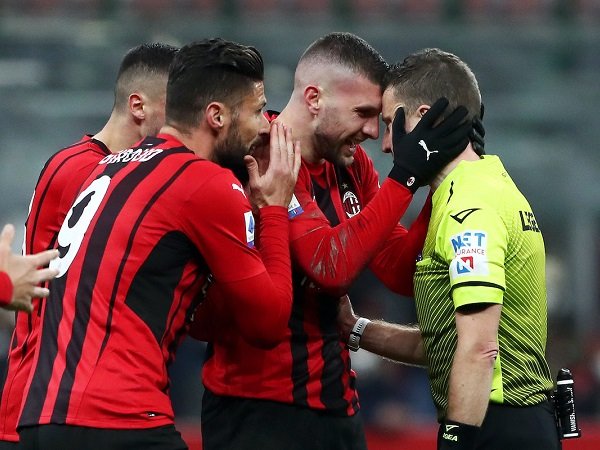 Terkuak! Ini yang Dikatakan Duo Milan Ke Wasit Usai Milan Dikalahkan Spezia