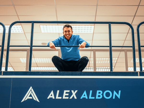 Williams sebut Alex Albon sebagai pebalap ideal untuk gantikan George Russell.