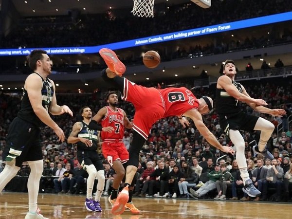 Alex Caruso terpaksa menepi 2 bulan usai dilanggar Grayson Allen.