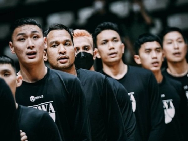 Para pemain Dewa United Surabaya sebelum laga.