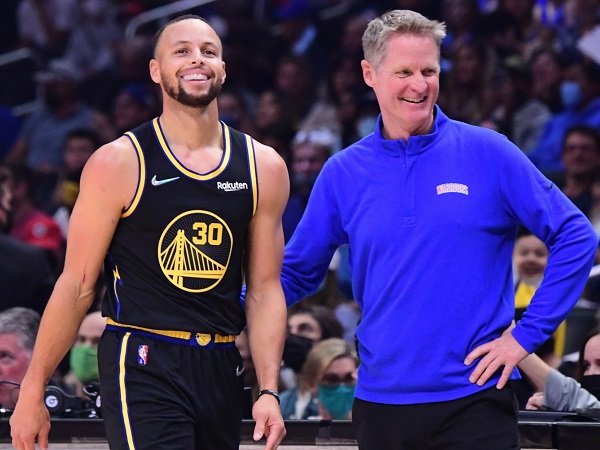 Steve Kerr pasang badan kepada Stephen Curry yang dicemooh.