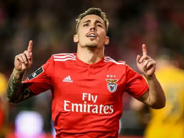 Barcelona berniat gaet kembali Alex Grimaldo dari Benfica.