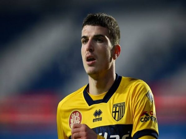 Atalanta amankan servis Mihaila