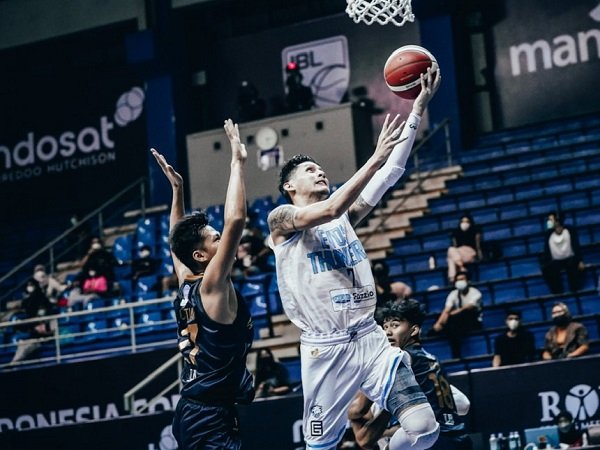 Evos Thunder Bogor hentikan laju dari Pacific Caesar Surabaya.