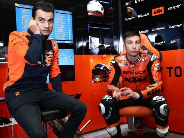 Pebalap rookie KTM Tech3, Raul Fernandez saat bersama Dani Pedrosa.