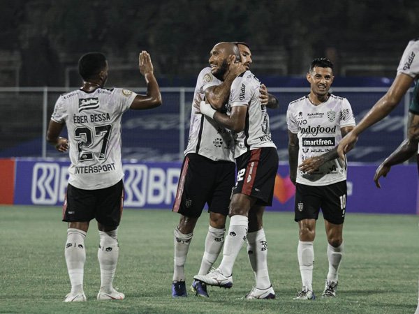 Pemain bertahan Bali United, Leonard Tupamahu merayakan gol ke gawang Persikabo 1973