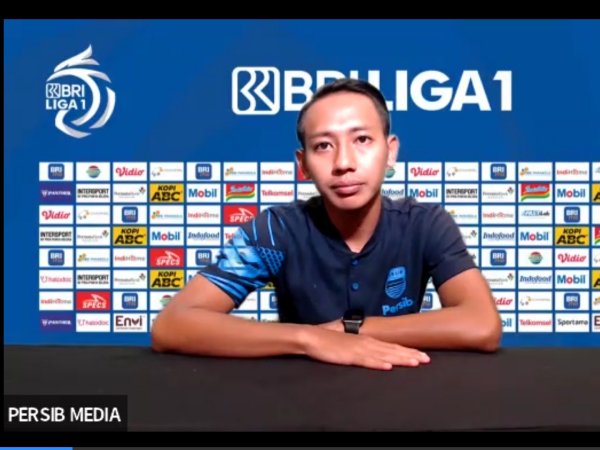 Tangkap layar sesi jumpa pers virtual Persib yang hanya dihadiri Beckham Putra Nugraha tidak dampingi pelatih
