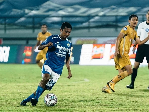 Syafril Lestaluhu ketika bermain melawan Bhayangkara FC