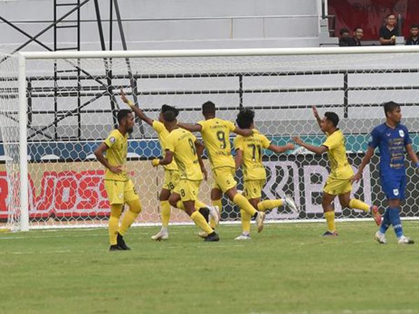 Pemain Barito Putera merayakan gol Luthfi Kamal ke gawang PSIS Semarang