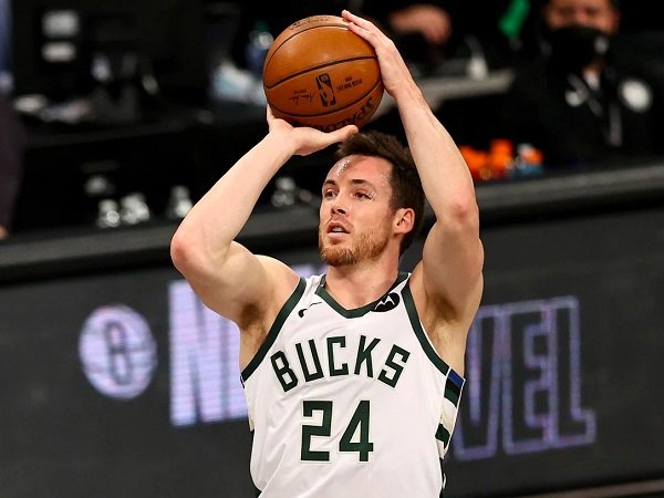 Pat Connaughton menepi 4 pekan usai jalani operasi tangan.