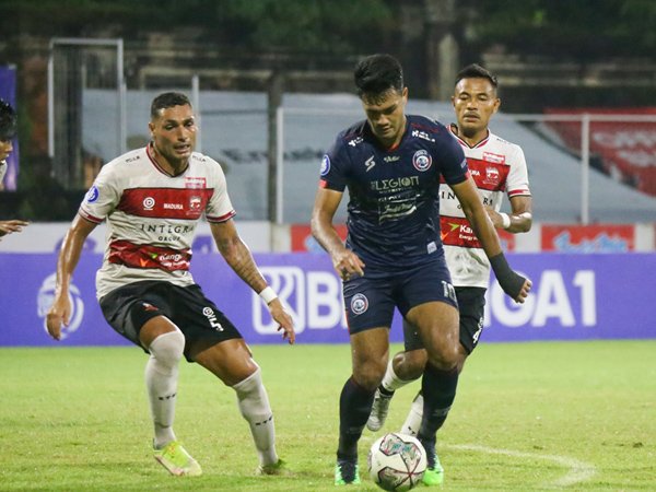 Pemain Arema FC, M Rafli saat menghadapi Madura United