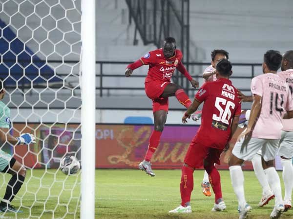 Laga Persija Jakarta kontra Persik Kediri