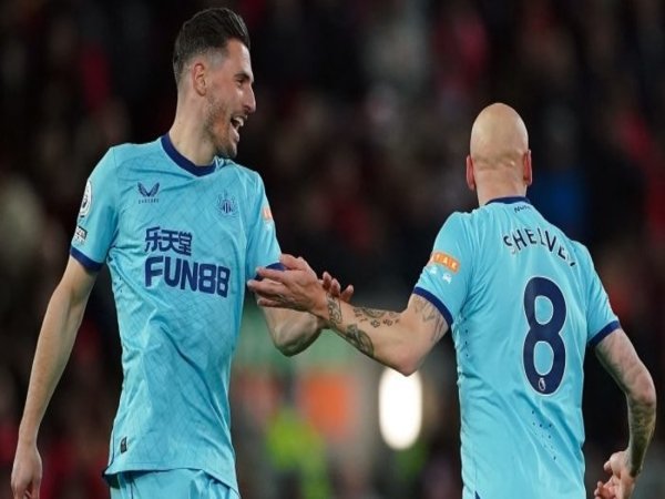 Newcastle United dilaporkan tengah menyiapkan kontrak baru bagi dua pemain mereka yaitu Fabian Schar (kiri) serta Jonjo Shelvey / via Getty Images
