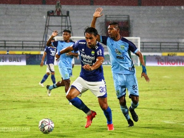 Pemain Persib, Ezra Walian ketika dikawal Valentino Telaubun