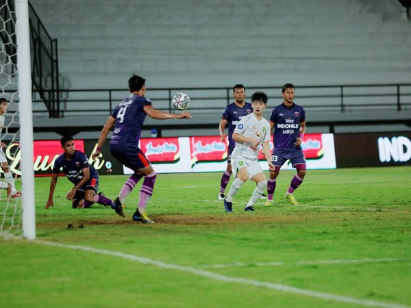 Gelandang Persebaya Surabaya, Taisei Marukawa membobol gawang Persita Tangerang