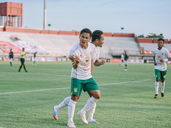 Penyerang gaek Persebaya Surabaya, Samsul Arif