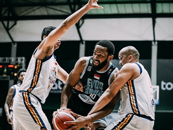 Pemain Satria Muda coba bendung serangan Kamaroko Cisse. (Images: IBL)
