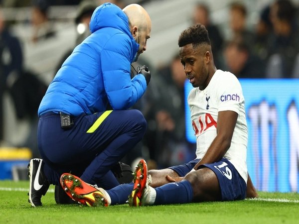 Antonio Conte mengonfirmasi jika cedera yang menimpa Ryan Sessegnon cukup serius / via Getty Images