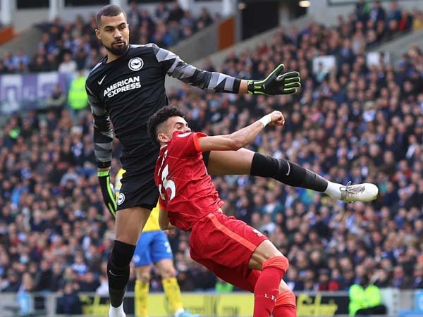 Carragher Kecewa Pelanggaran Terhadap Diaz Tidak Diberi Kartu Merah