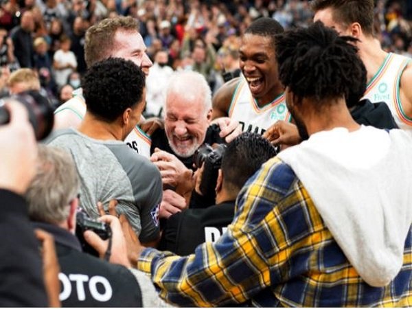 Pelatih San Antonio Spurs, Gregg Popovich sedang melakukan selebrasi. (Images: USA TODAY SPORTS)