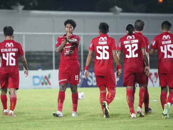 Gelandang Persija Jakarta, Braif Fatari merayakan gol ke gawang Persikabo 1973