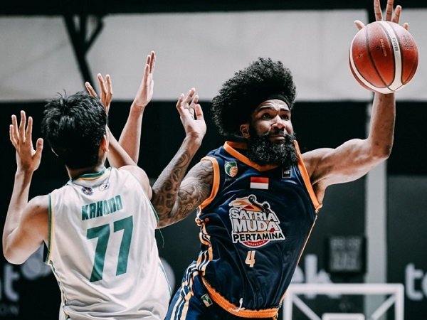 Pemain asing Satria Muda, Elijah Johad Foster saat melawan Satya Wacana. (Images: IBL)