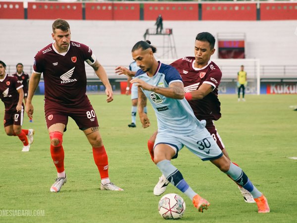Penyerang Persela Lamongan, Selwan Al-Jaberi saat menghadapi PSM Makassar