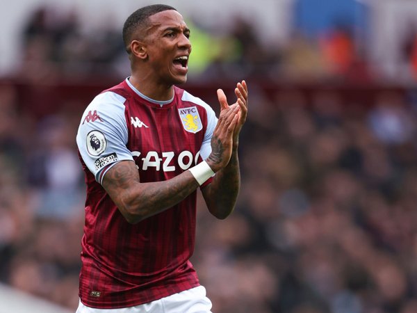 Bek sayap Aston Villa, Ashley Young.