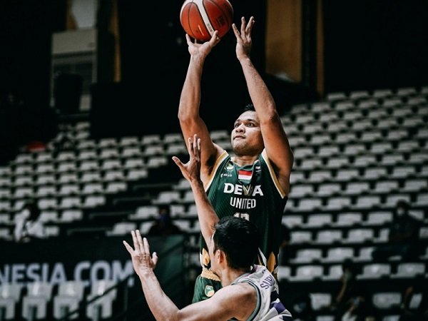 Pemain andalan Dewa United Surabaya, Kaleb Ramot Gemilang saat melawan Bali United. (Images: IBL)