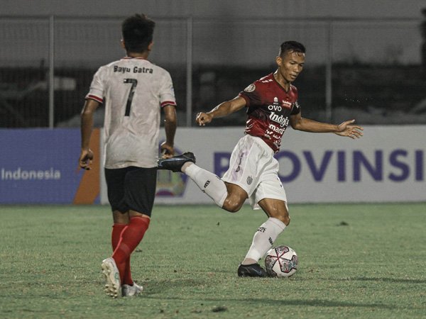 Pemain bertahan Bali United, Eky Taufik