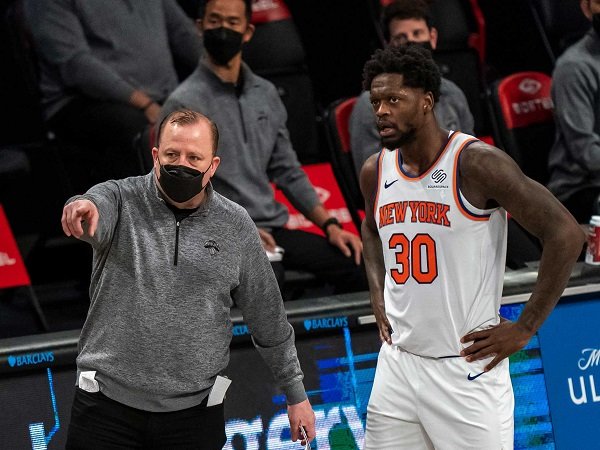 Tom Thibodeau ingatkan Julius Randle agar tidak termakan emosinya sendiri.