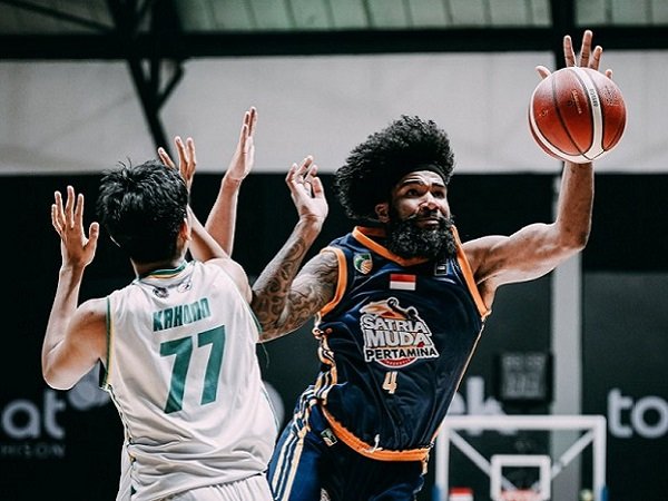 Pemain asing Satria Muda, Elijah Johad Foster saat melawan Satya Wacana. (Images: IBL)