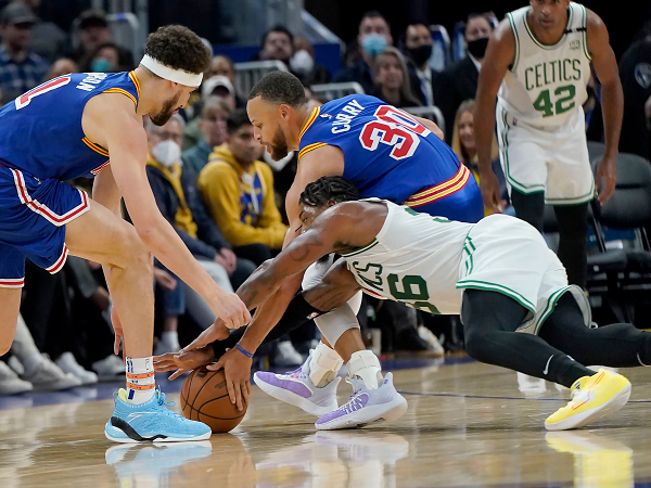 Stephen Curry masih belum diperbolehkan jalani latihan fisik di lapangan.