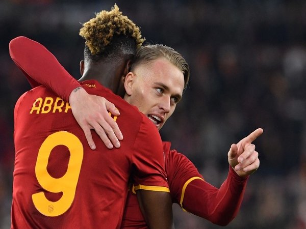 Rick Karsdorp mengaku jika dirinya semakin padu bermain bersama Tammy Abraham di AS Roma / via Getty Images