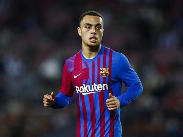 Sergino Dest tak perkuat Barcelona untuk laga kontra Sevilla.