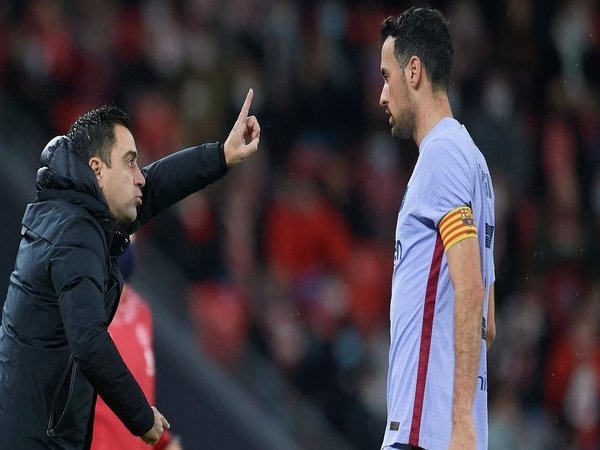 Xavi Hernandez menyebut jika dirinya masih ingin menggunakan jasa Sergio Busquets di Barcelona untuk waktu yang lebih lama / via AFP