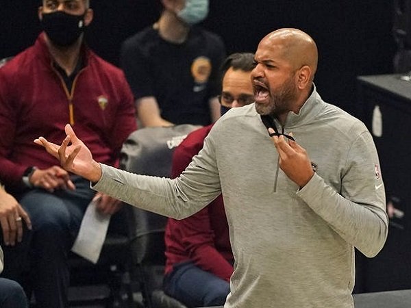 NBA jatuhi denda kepada JB Bickerstaff karena kritik pedas kepada wasit.