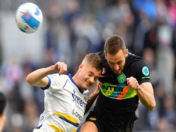 Stefan De Vrij (kanan) berduel dengan salah satu pemain Hellas Verona di laga pekan ke-31 Serie A hari Sabtu (9/4) malam / via Getty Images
