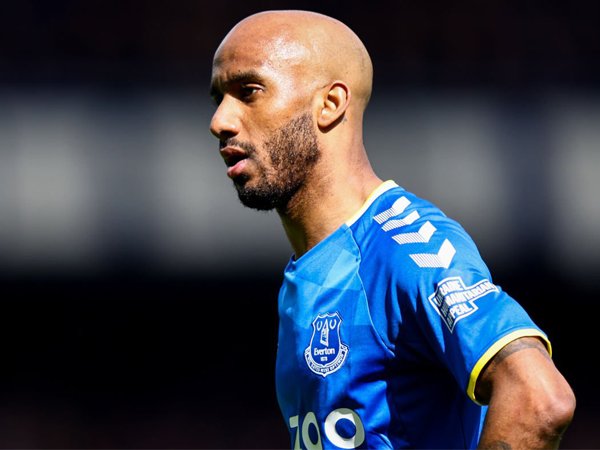 Gelandang Everton, Fabian Delph.